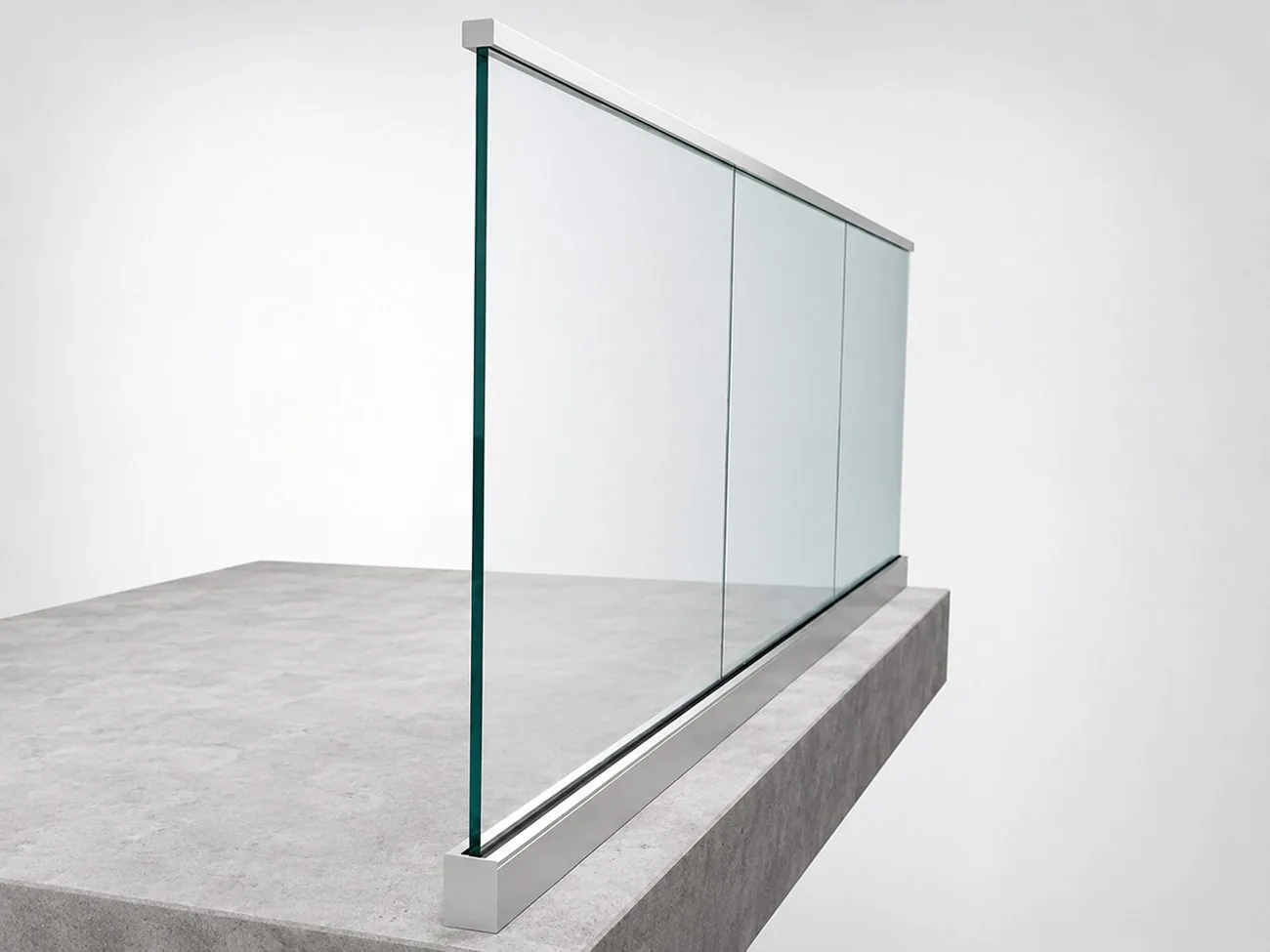 Barandilla de cristal minimalista para proyecto técnico MILUX