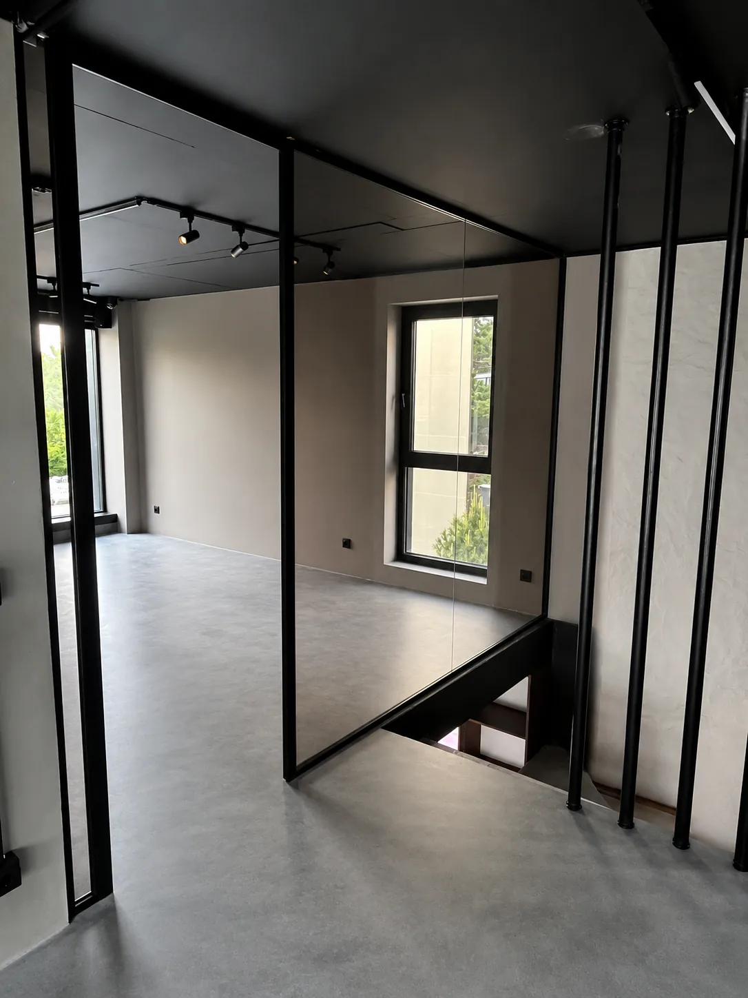 Separador interior de vidrio con perfilería negra en proyecto MILUX